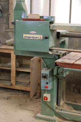 une machine qui travaille sur une pièce de bois