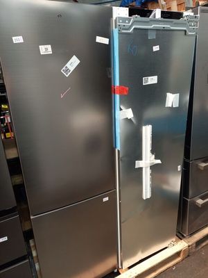 il y a de nombreux modèles de réfrigérateurs différents dans le magasin