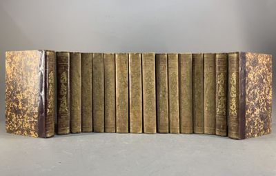 une pile de sept livres posés les uns sur les autres sur une table