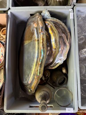 une boîte remplie d'objets assortis sur une table