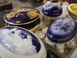 une table en verre sur laquelle sont posés des vases bleus et blancs