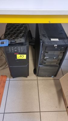 deux ordinateurs posés par terre