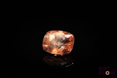 un losange orange sur une surface noire dans l'obscurité
