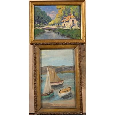 Deux tableaux représentant des bateaux sont accrochés l'un à côté de l'autre sur un mur.