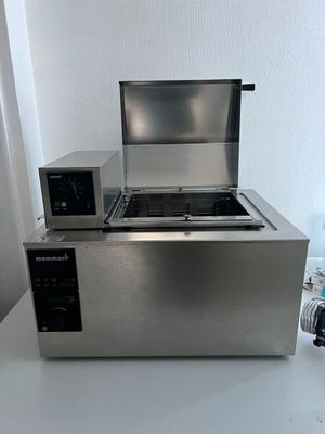 une photo d'une friteuse professionnelle posée sur un plan de travail