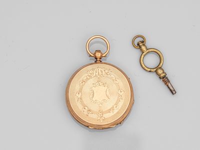 une montre de poche ancienne en or, avec une clé et un porte-clés