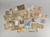 de nombreux types de papier-monnaie sur la table