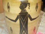 un vase sur lequel figure la photo d'une femme