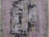 une image représentant un tableau accroché au mur, sur fond rose