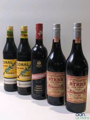 plusieurs bouteilles de vin sont alignées sur une surface blanche