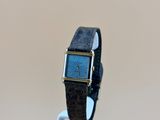 une montre posée sur un socle noir