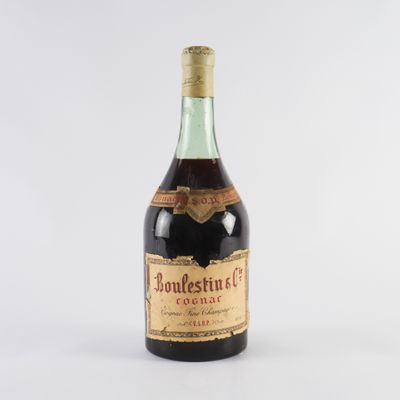 une vieille bouteille de vin posée sur une surface blanche