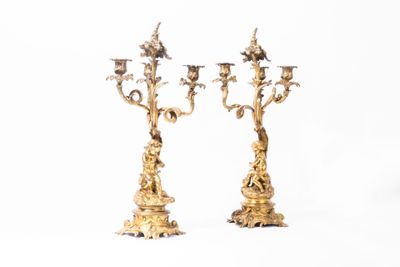 paire de chandeliers anciens en laiton, ornés de personnages et de fleurs