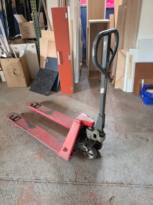 un diable rouge qui se trouve dans un garage