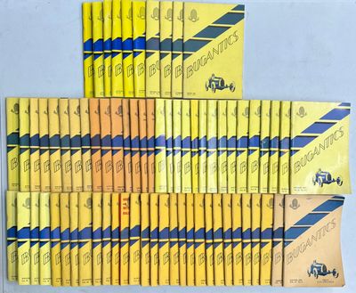 une pile de livres jaunes et bleus empilés les uns sur les autres
