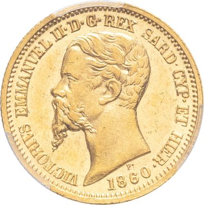 gros plan d'une pièce d'or sur fond blanc