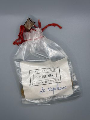 un sac sur lequel est apposée une étiquette et auquel est attachée une étiquette