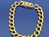 une image représentant un bracelet en or sur un fond bleu