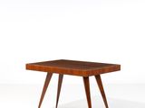 une image représentant une table en bois à trois pieds posée sur une surface blanche