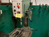 une machine posée sur une table dans une pièce