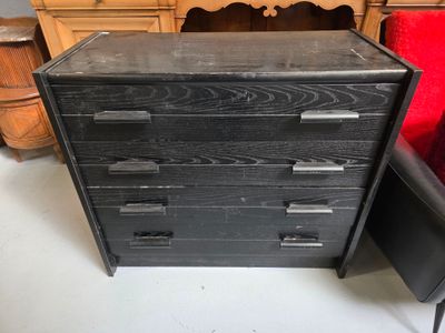 Commode en placage de frêne noirci à 4 tiroirs. Prises en bo…