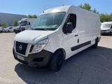 la camionnette blanche est garée dans un parking avec d'autres véhicules