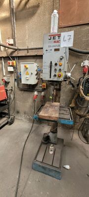une photo d'un atelier d'usinage avec de nombreux outils