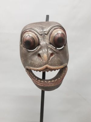 BALI . Masque articulé en bois brut à tête de singe.