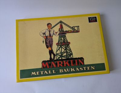 une carte avec la photo d'un homme et d'une grue