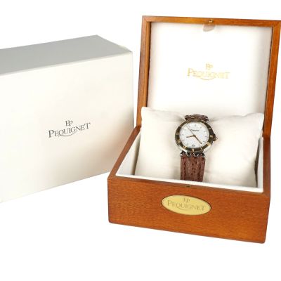 une boîte avec une montre à l'intérieur et une boîte avec une montre à l'intérieur