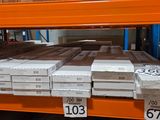 de nombreuses boîtes sur les rayons d'un magasin, accompagnées d'étiquettes de prix