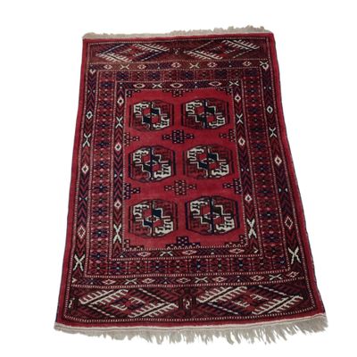 gros plan d'un tapis rouge sur fond blanc