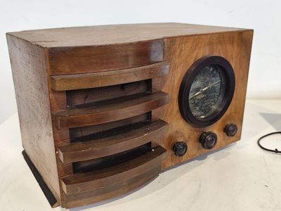 une radio en bois posée sur une table, à côté d'une souris