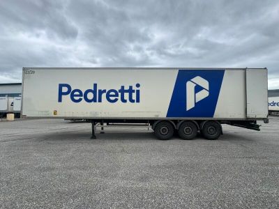 un gros plan d'une semi-remorque garée sur un parking