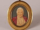 portrait d'un homme vêtu d'un manteau rouge, dans un cadre doré, sur fond blanc
