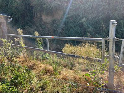 une borne d'incendie située à côté d'une clôture