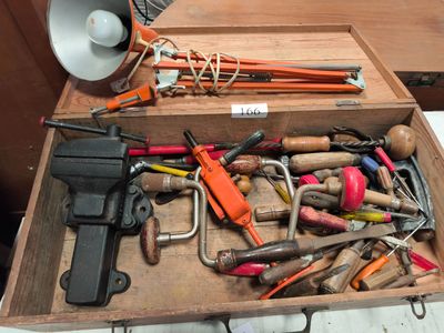 une boîte en bois remplie d'outils divers posée sur une table