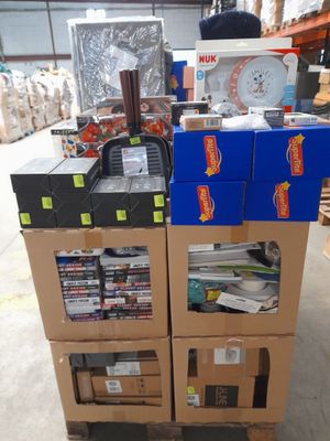une pile de boîtes empilées les unes sur les autres