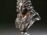 un buste en bronze représentant un homme aux cheveux bouclés