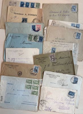 de nombreuses vieilles enveloppes posées sur la table, sur lesquelles sont collés des timbres