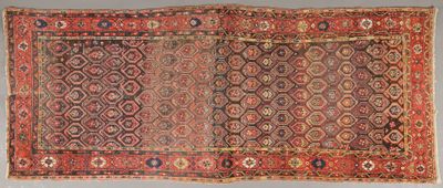 un vieux tapis à motifs rouges et bleus