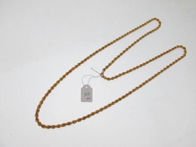 gros plan d'un collier auquel est attachée une étiquette