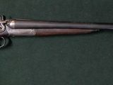un gros plan d'un fusil posé sur une surface verte