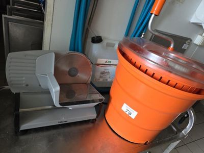 un grand seau orange posé sur une table en métal