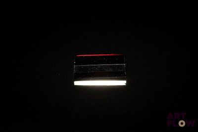 l'image d'une photo en noir et blanc représentant une lumière dans l'obscurité