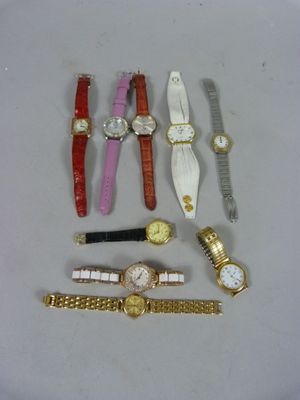 un grand nombre de montres posées sur une table