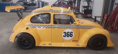 une voiture jaune garée dans un garage