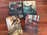 trois livres posés sur une table en bois, dont l'un représente un pirate et l'autre un pirate