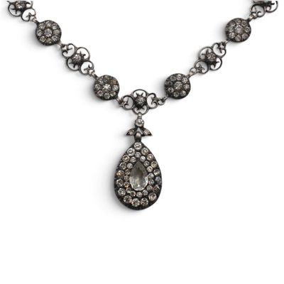 gros plan d'un collier sur fond blanc