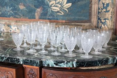 de nombreux verres à vin posés sur une table en marbre